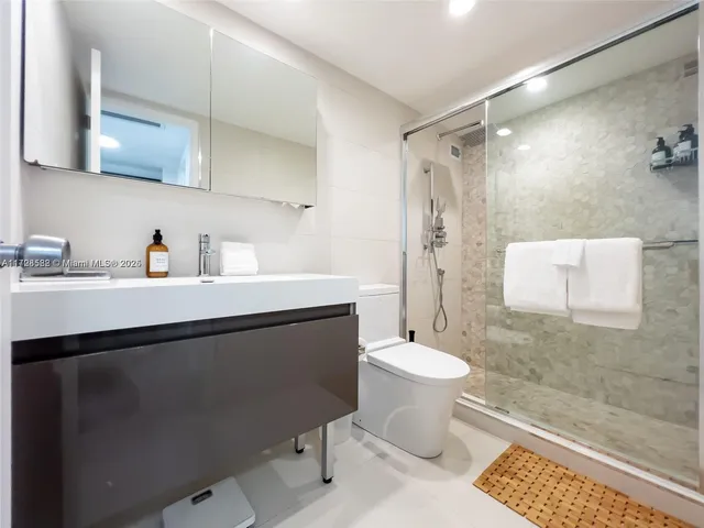 $5,500 | 5161 Collins Avenue, Unit 1006, Miami Beach, FL 33140