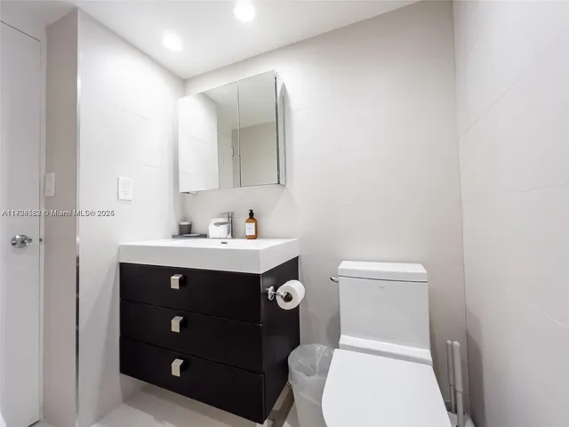 $5,500 | 5161 Collins Avenue, Unit 1006, Miami Beach, FL 33140