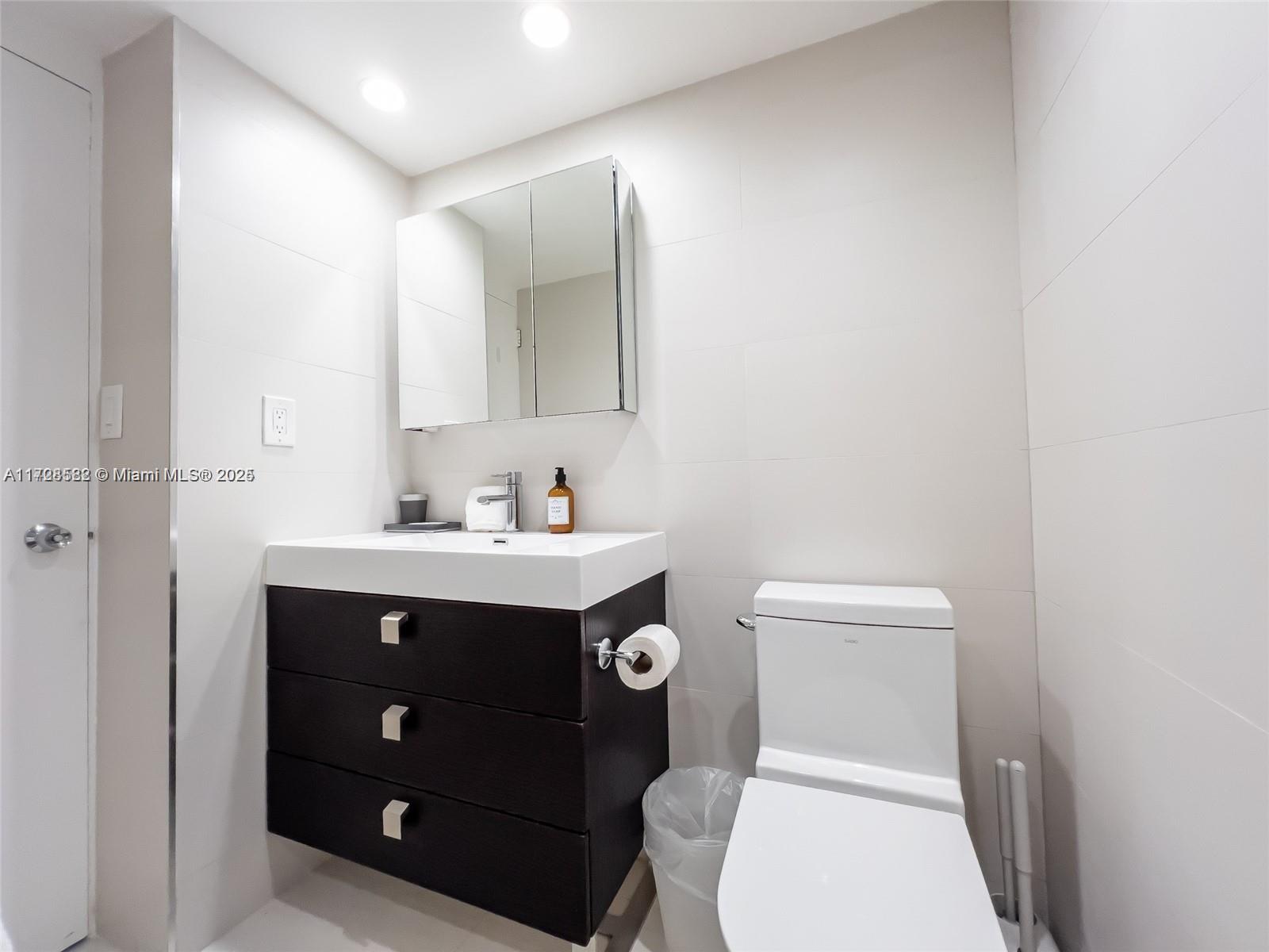 5161 Collins Avenue, Unit 1006 Miami Beach, FL 33140 - Photo 18 of 37