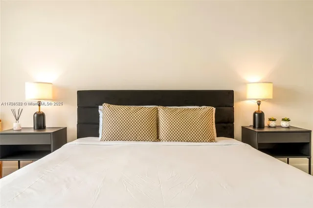 $5,500 | 5161 Collins Avenue, Unit 1006, Miami Beach, FL 33140