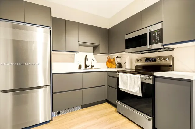 $5,500 | 5161 Collins Avenue, Unit 1006, Miami Beach, FL 33140