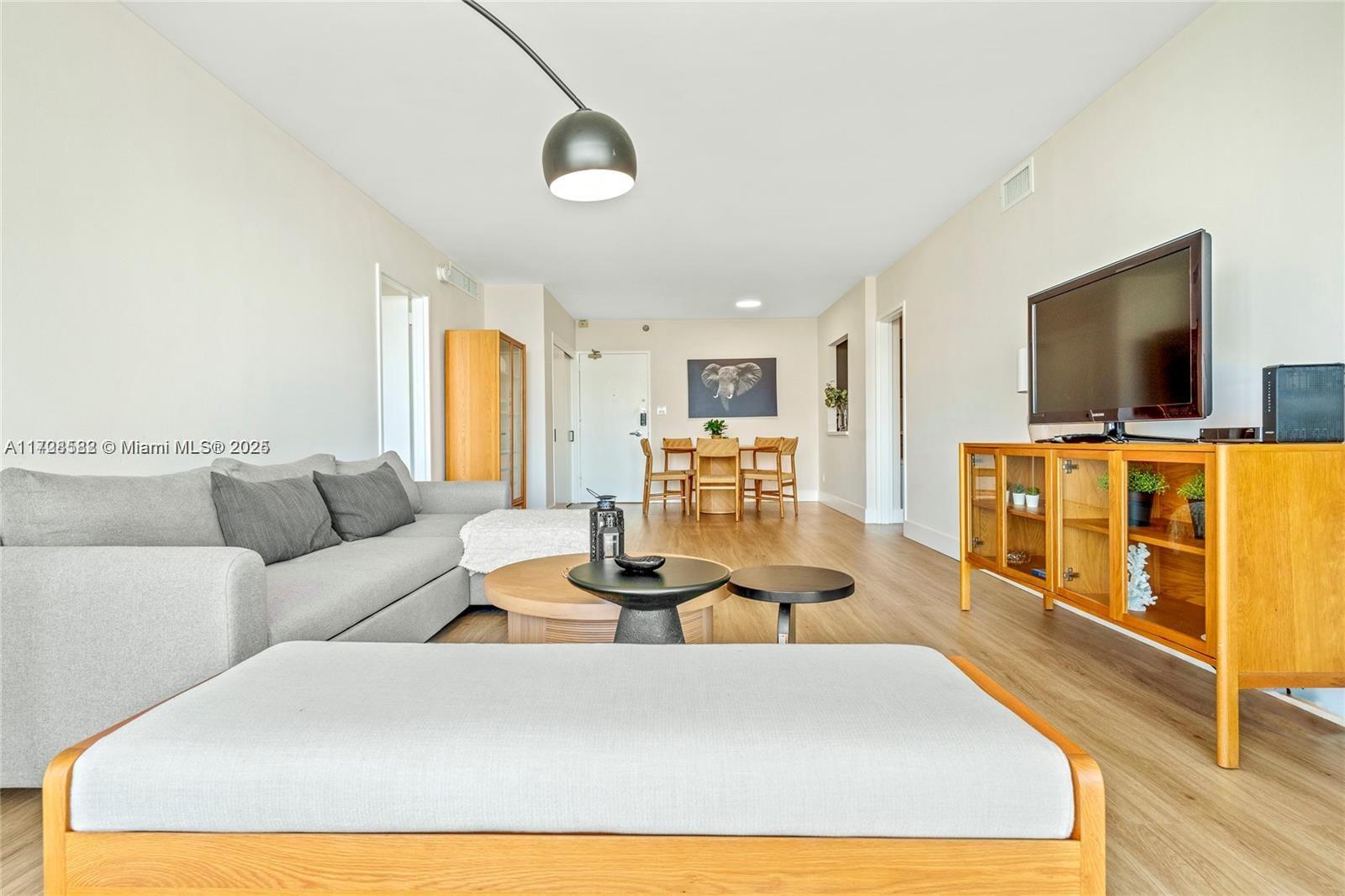 5161 Collins Avenue, Unit 1006 Miami Beach, FL 33140 - Photo 32 of 37