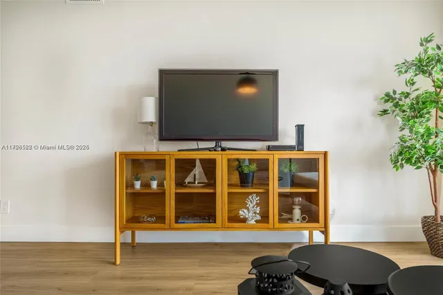 $5,500 | 5161 Collins Avenue, Unit 1006, Miami Beach, FL 33140