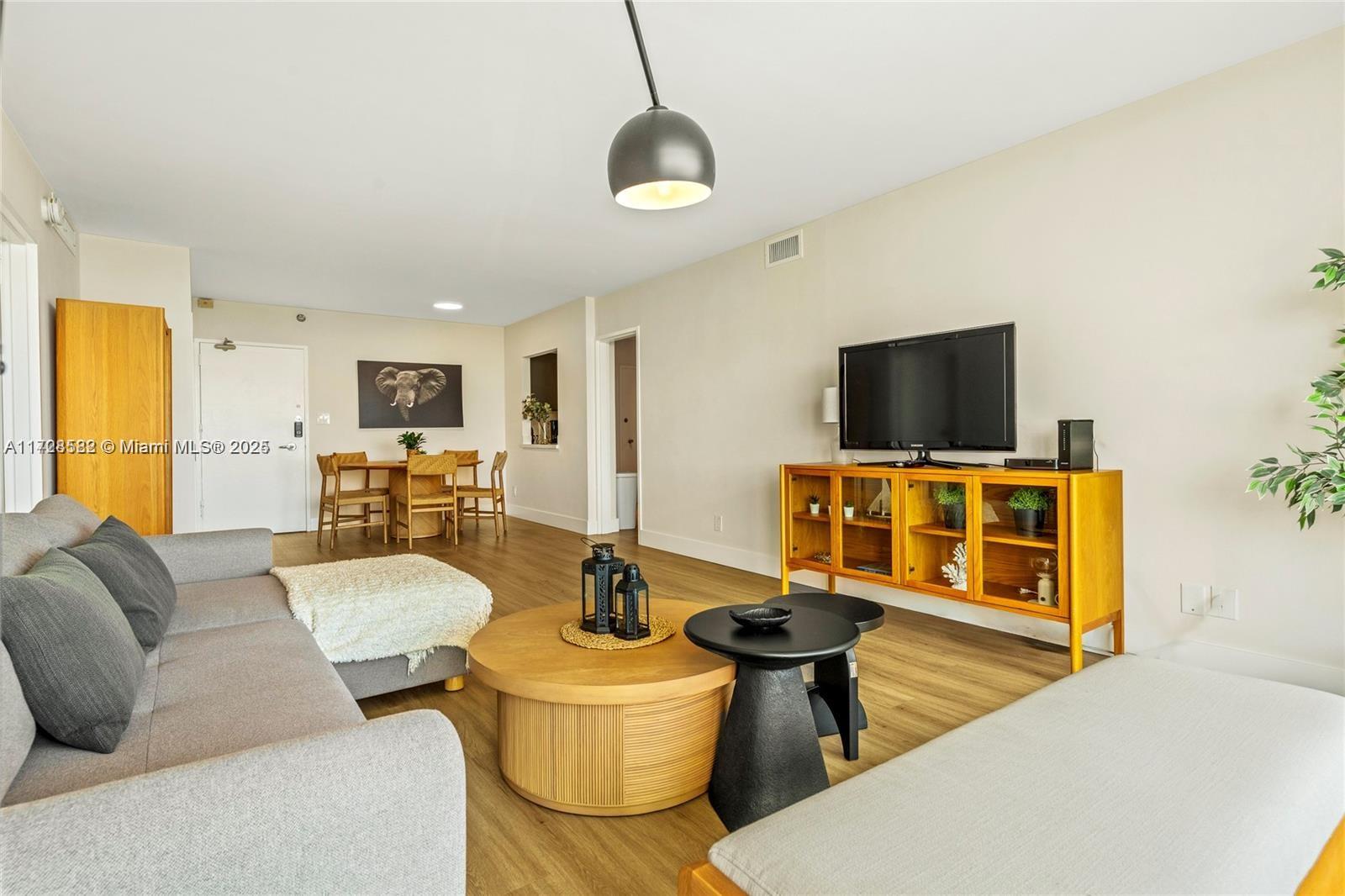 5161 Collins Avenue, Unit 1006 Miami Beach, FL 33140 - Photo 34 of 37