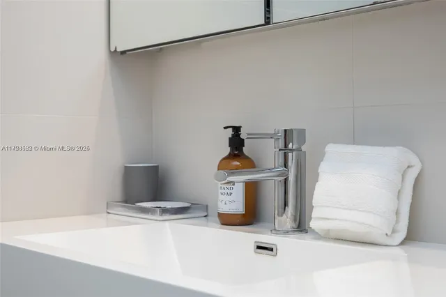 $5,500 | 5161 Collins Avenue, Unit 1006, Miami Beach, FL 33140