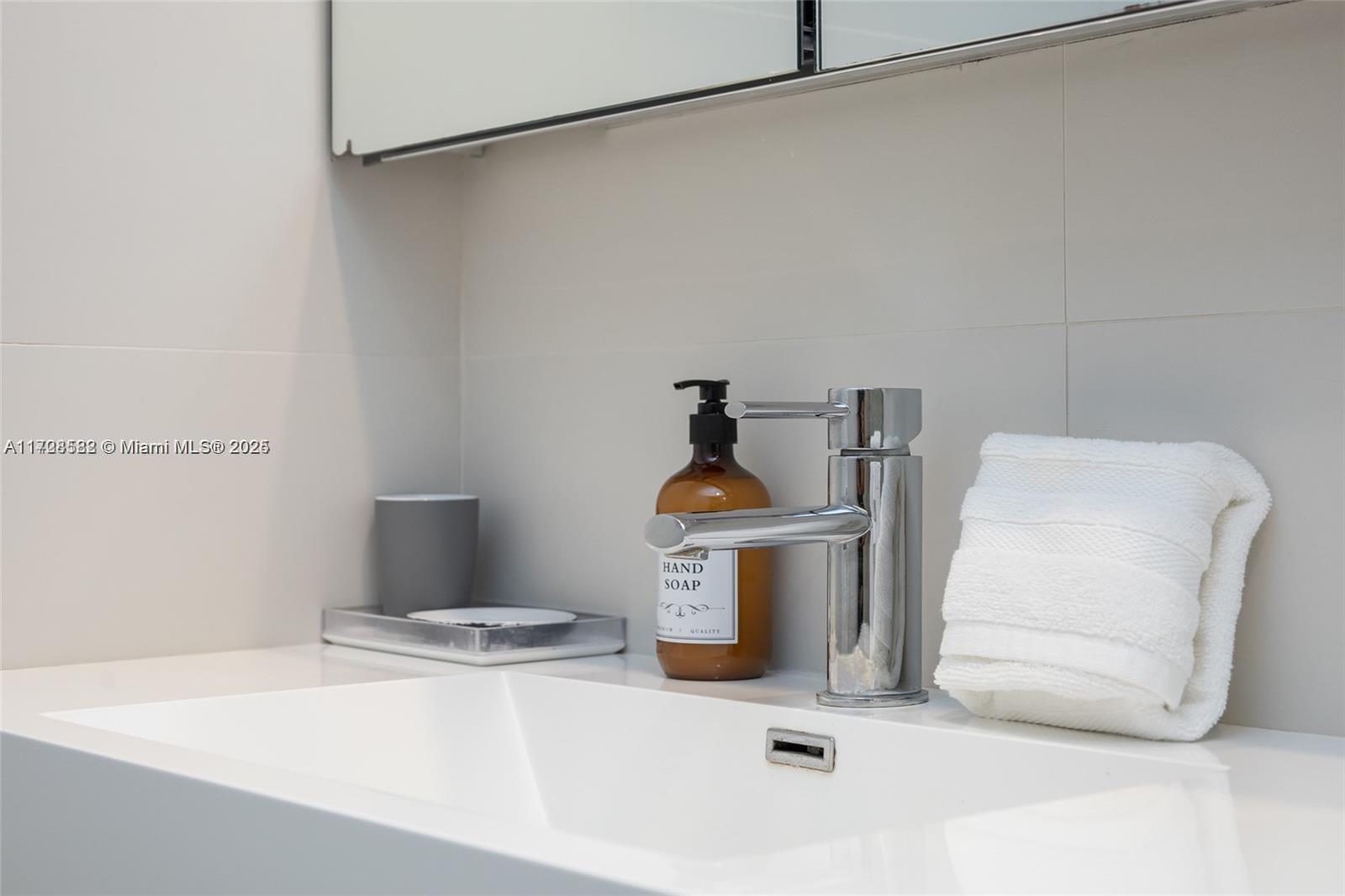 5161 Collins Avenue, Unit 1006 Miami Beach, FL 33140 - Photo 9 of 37