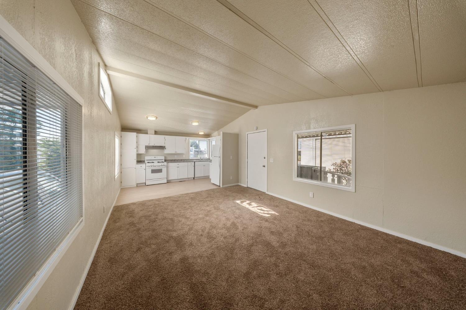 3550 Mitchell Road, Unit 59 Ceres, CA 95307 - Photo 6 of 18 en empty room with windows and cabinet