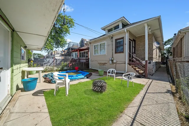 a front view of house with yard
