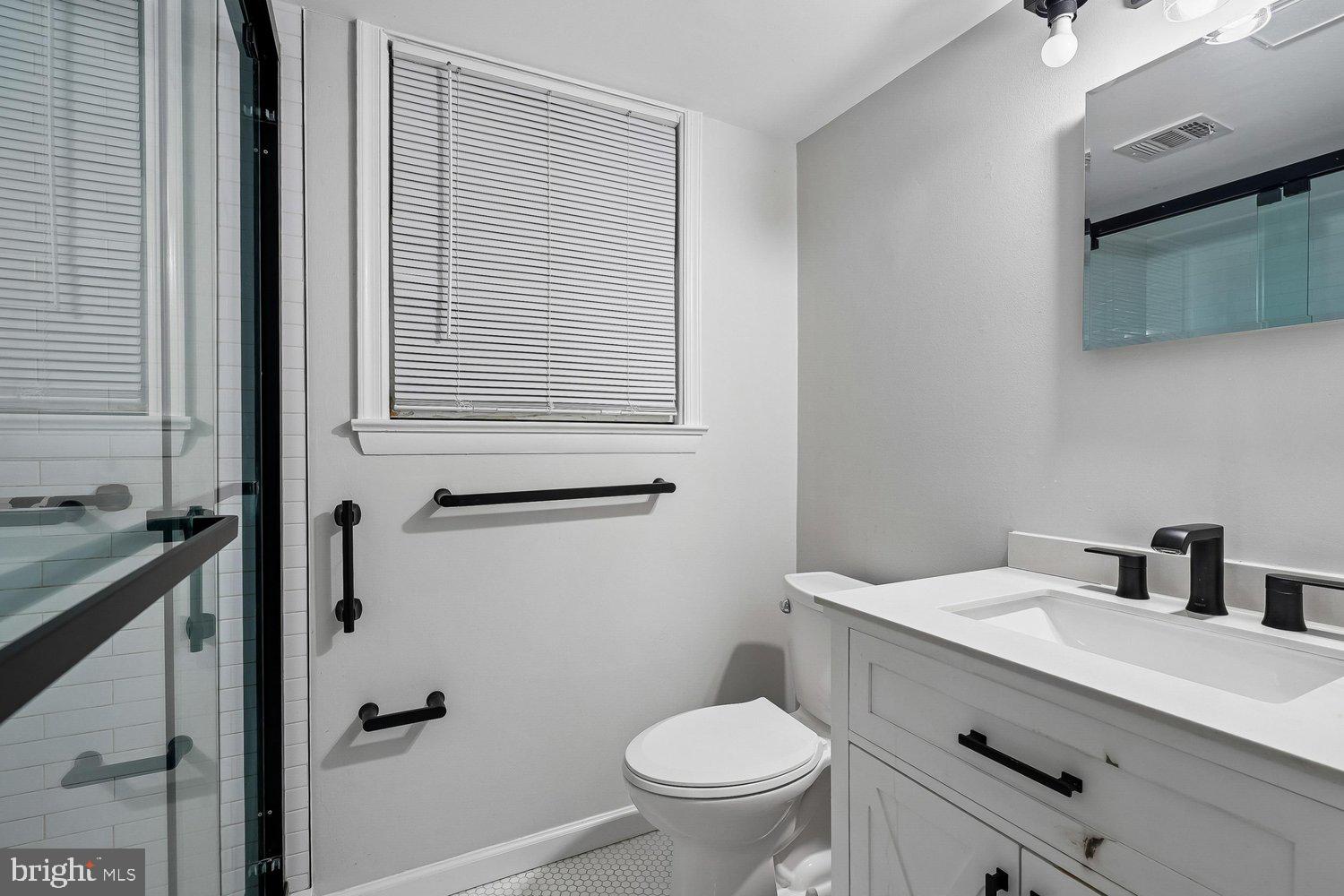 8320 Telegraph Road Lorton, VA 22079 - Photo 22 of 34 Bath