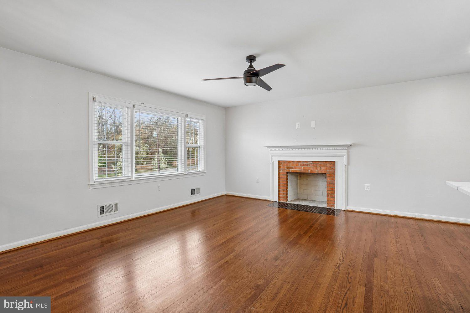 8320 Telegraph Road Lorton, VA 22079 - Photo 4 of 34 Living Room