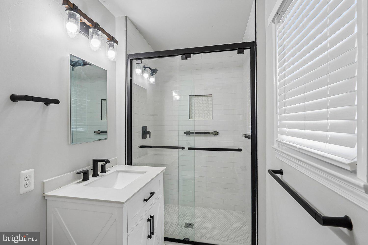 8320 Telegraph Road Lorton, VA 22079 - Photo 9 of 34 Primary Bath