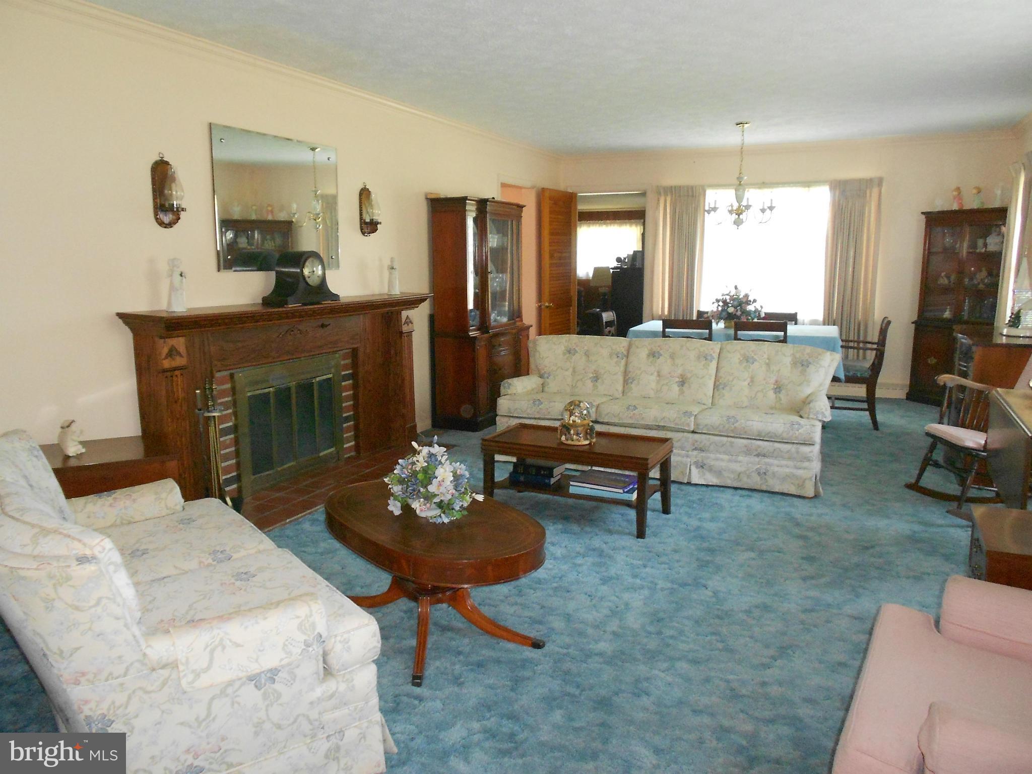 1818 Middleborough Road Baltimore, MD 21221 - Photo 2 of 29 Living Room