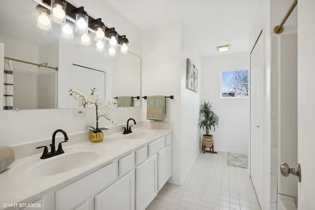 $2,990 | 639 Navajo Street, Round Lake Heights, IL 60073