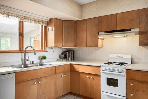 $475,000 | 905 Bullocks Point Avenue, East Providence, RI 02915