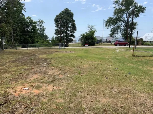 a view of a yard with entertaining space