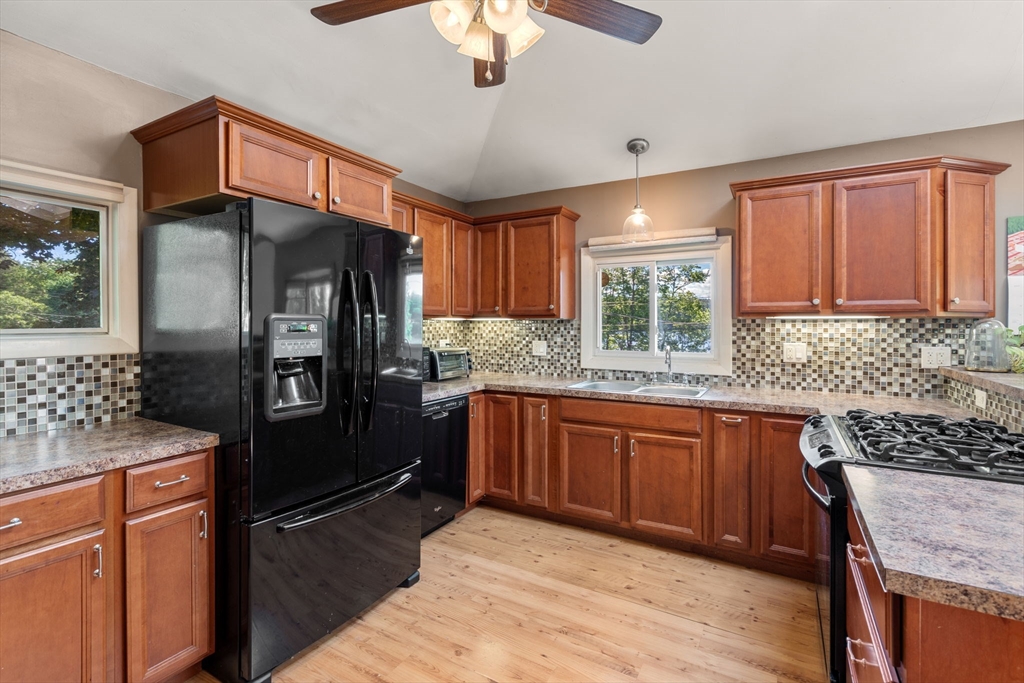 10 Hopkinton Road Upton, MA 01568 - Photo 6 of 31