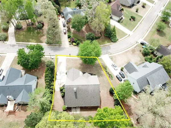 a view of a house with a yard