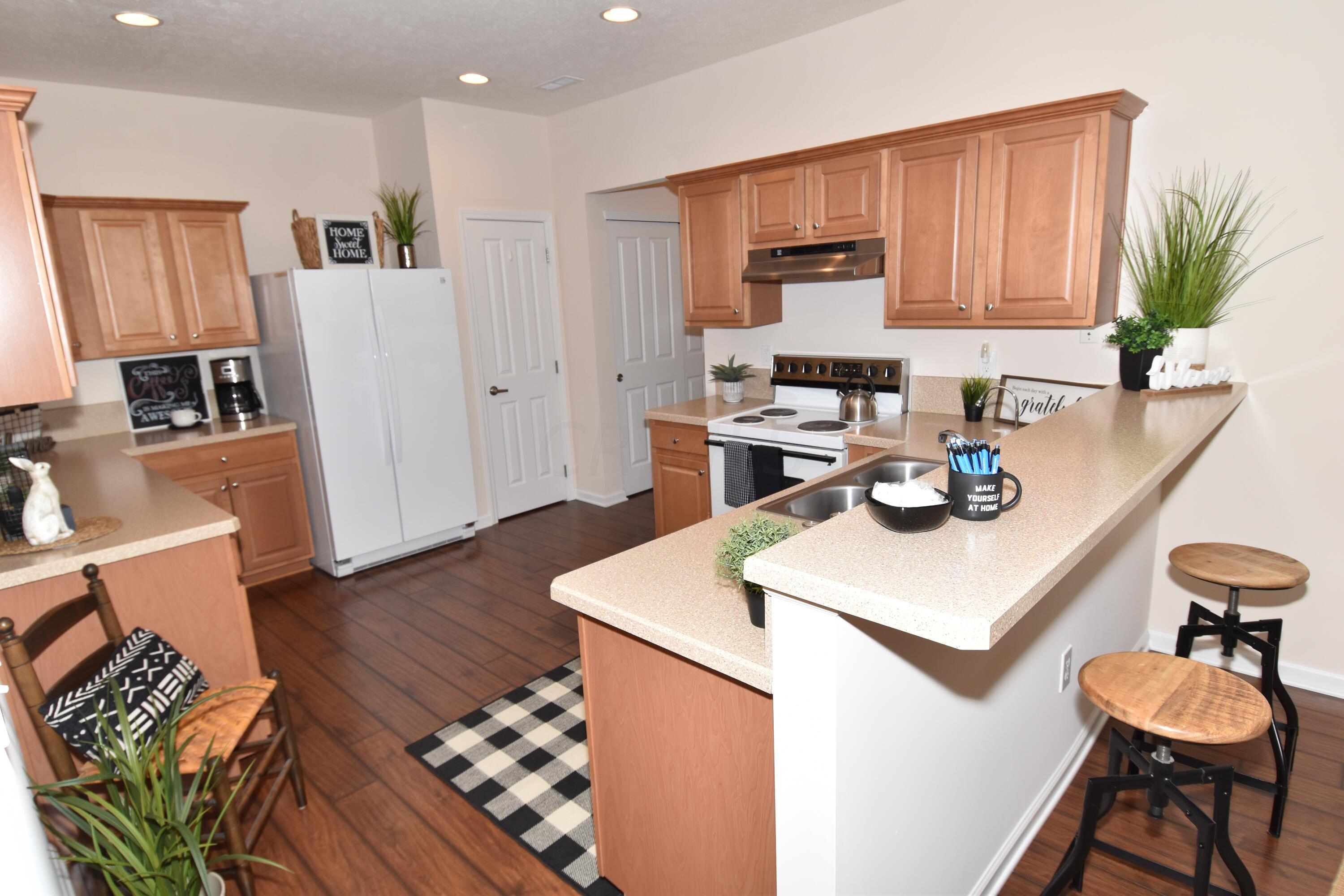 235 Stonegate Loop Pataskala, OH 43062 - Photo 3 of 51 Kitchen with Eat Bar
