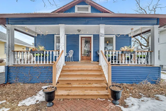 $240,000 | 812 Kelly Avenue, Joliet, IL 60435