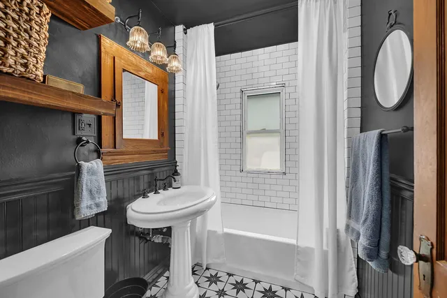 $240,000 | 812 Kelly Avenue, Joliet, IL 60435