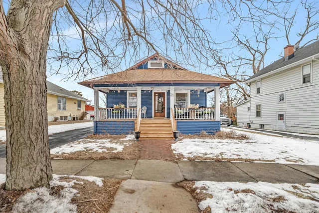 $240,000 | 812 Kelly Avenue, Joliet, IL 60435