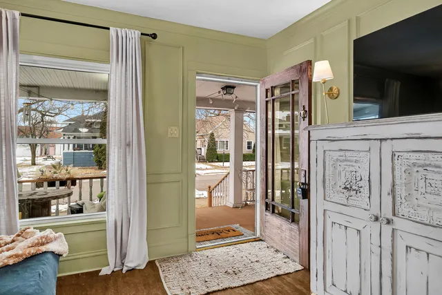 $240,000 | 812 Kelly Avenue, Joliet, IL 60435