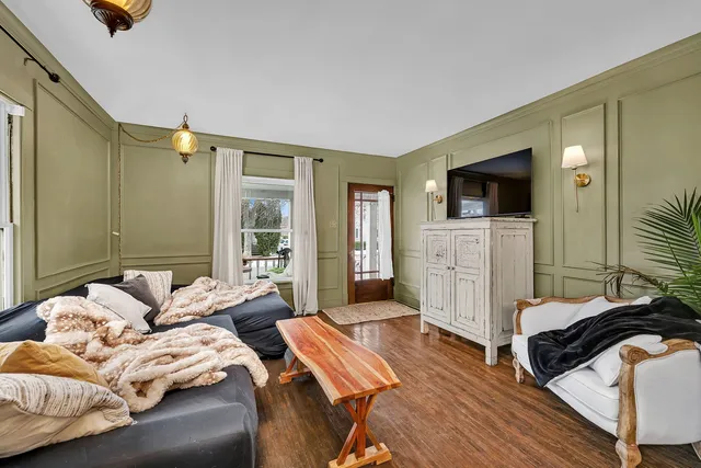 $240,000 | 812 Kelly Avenue, Joliet, IL 60435