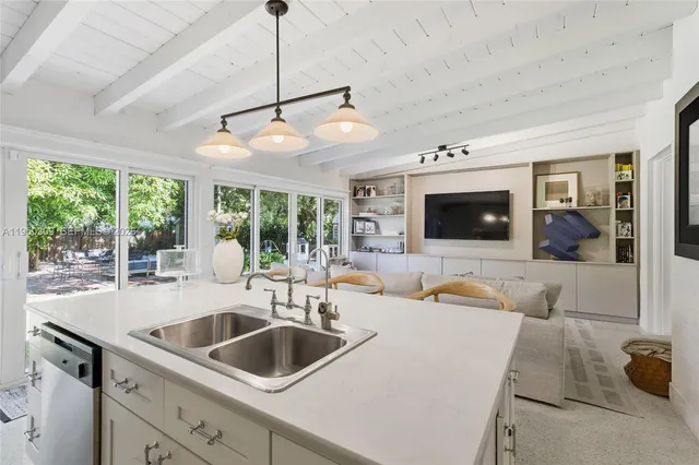 $1,590,000 | 453 Northeast 89th Street, El Portal, FL 33138