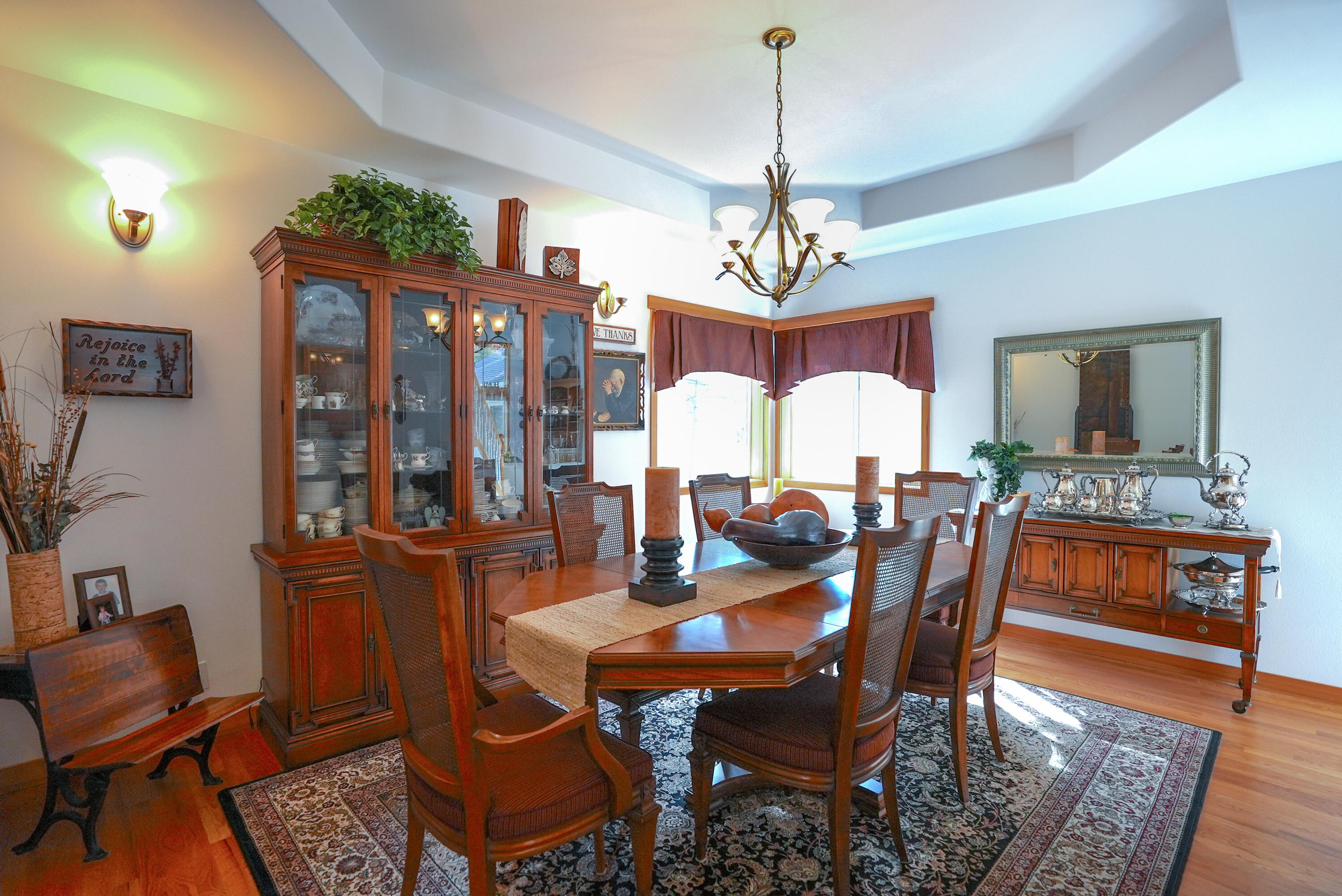 60709 Golf Village Loop Bend, OR 97702 - Photo 21 of 45 Dining room on main - hardwood floor