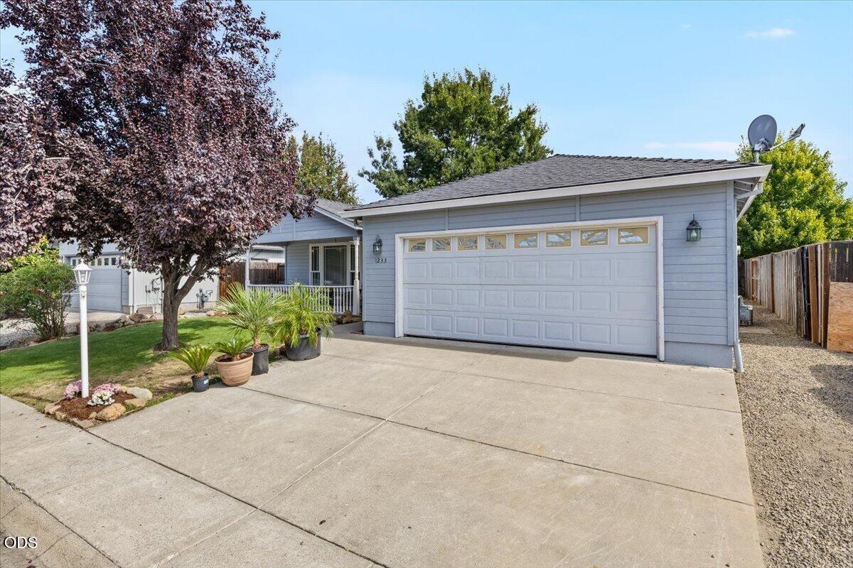 1233 Pheasant Way Central Point, OR 97502 - Photo 1 of 22 Gallery Image 1