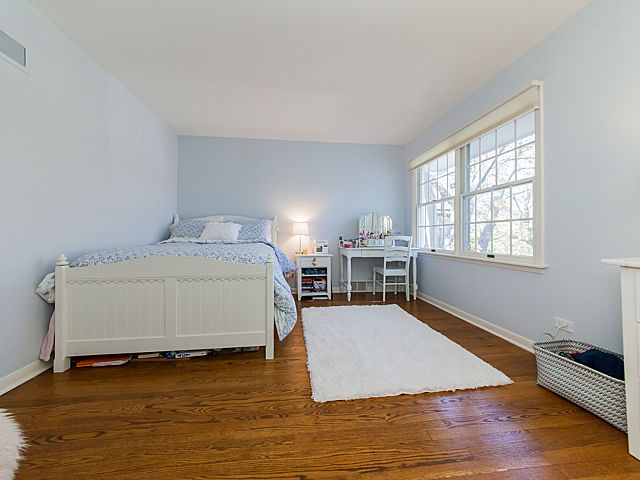 901 South County Line Road Hinsdale, IL 60521 - Photo 17 of 25 a room with a bed and a window