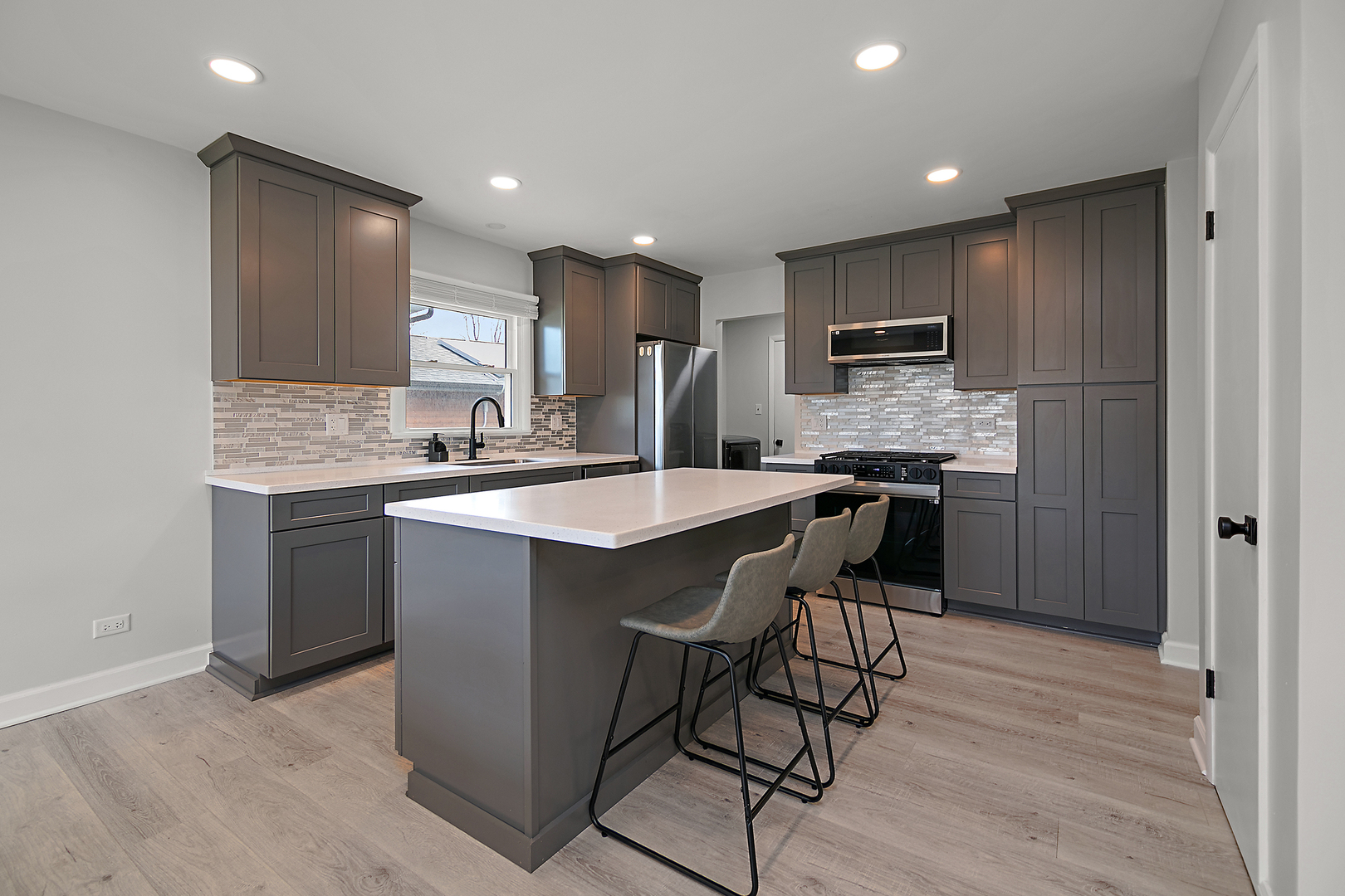 76 Grange Road Elk Grove Village, IL 60007 - Photo 5 of 39 Gallery Image 5