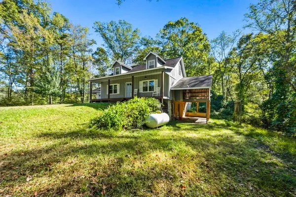 a view of a house with a yard