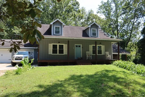 a view of a yard in front of house