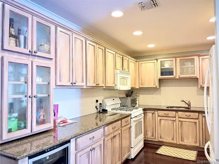 $699,000 | 843 Madeira Boulevard, Melville, NY 11747