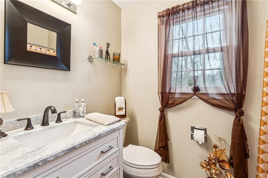 5220 Bridge Pointe Drive Clemmons, NC 27012 - Photo 23 of 34 Guest bath upstairs..