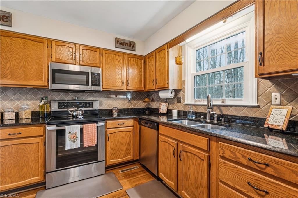 5220 Bridge Pointe Drive Clemmons, NC 27012 - Photo 8 of 34 Open kitchen w/lots of cabinets..