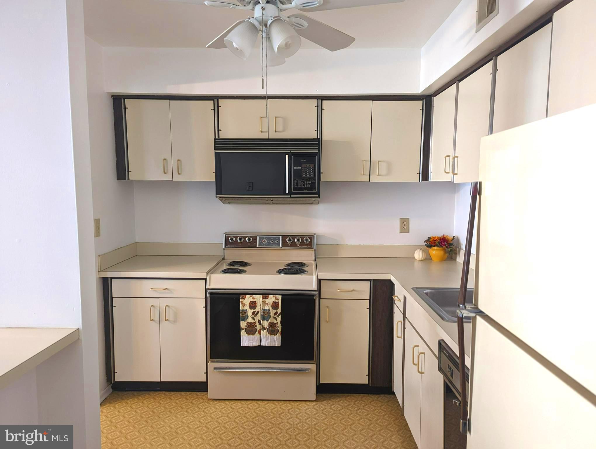 2012 Aspen Circle, Unit 2012UE Springfield, PA 19064 - Photo 8 of 33 Kitchen