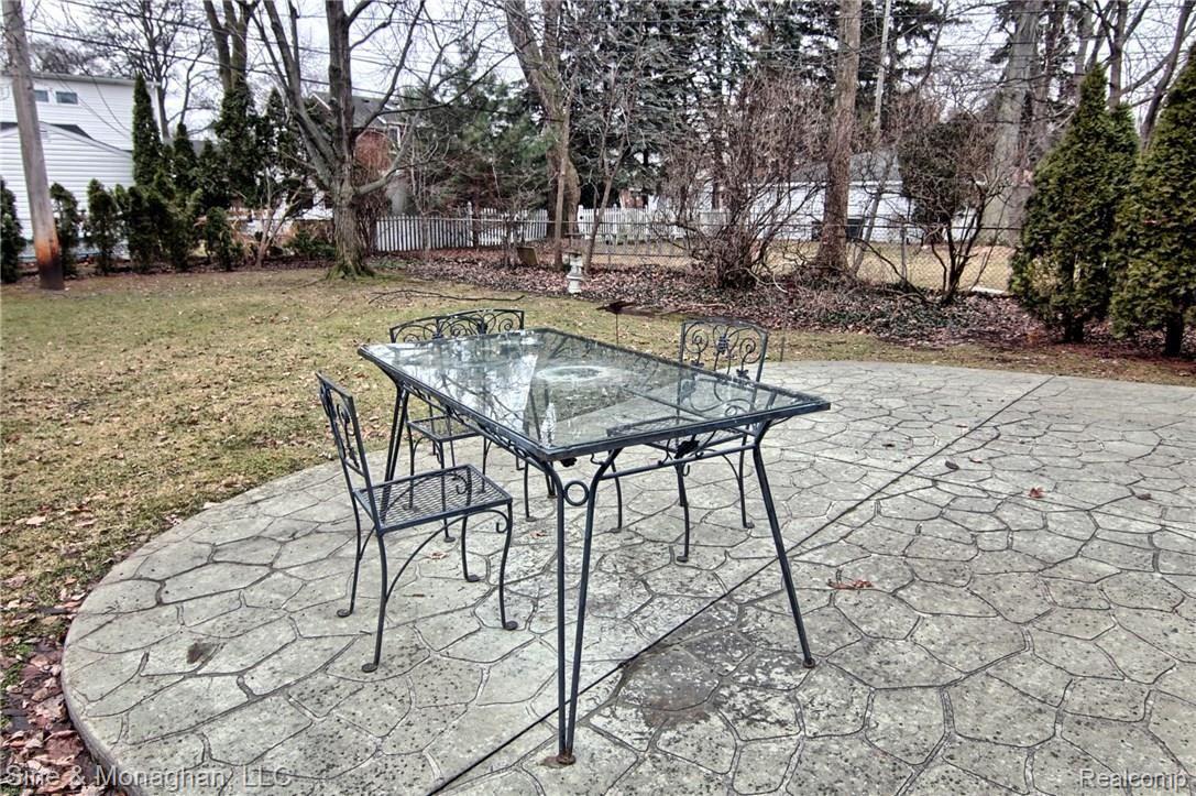 343 Ridgemont Road Grosse Pointe, MI 48236 - Photo 23 of 26 Patio.jpg