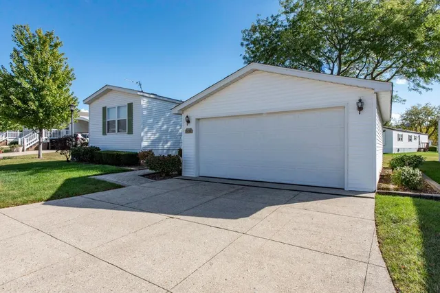 a view of backyard of the house