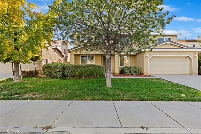 a view of house with a yard