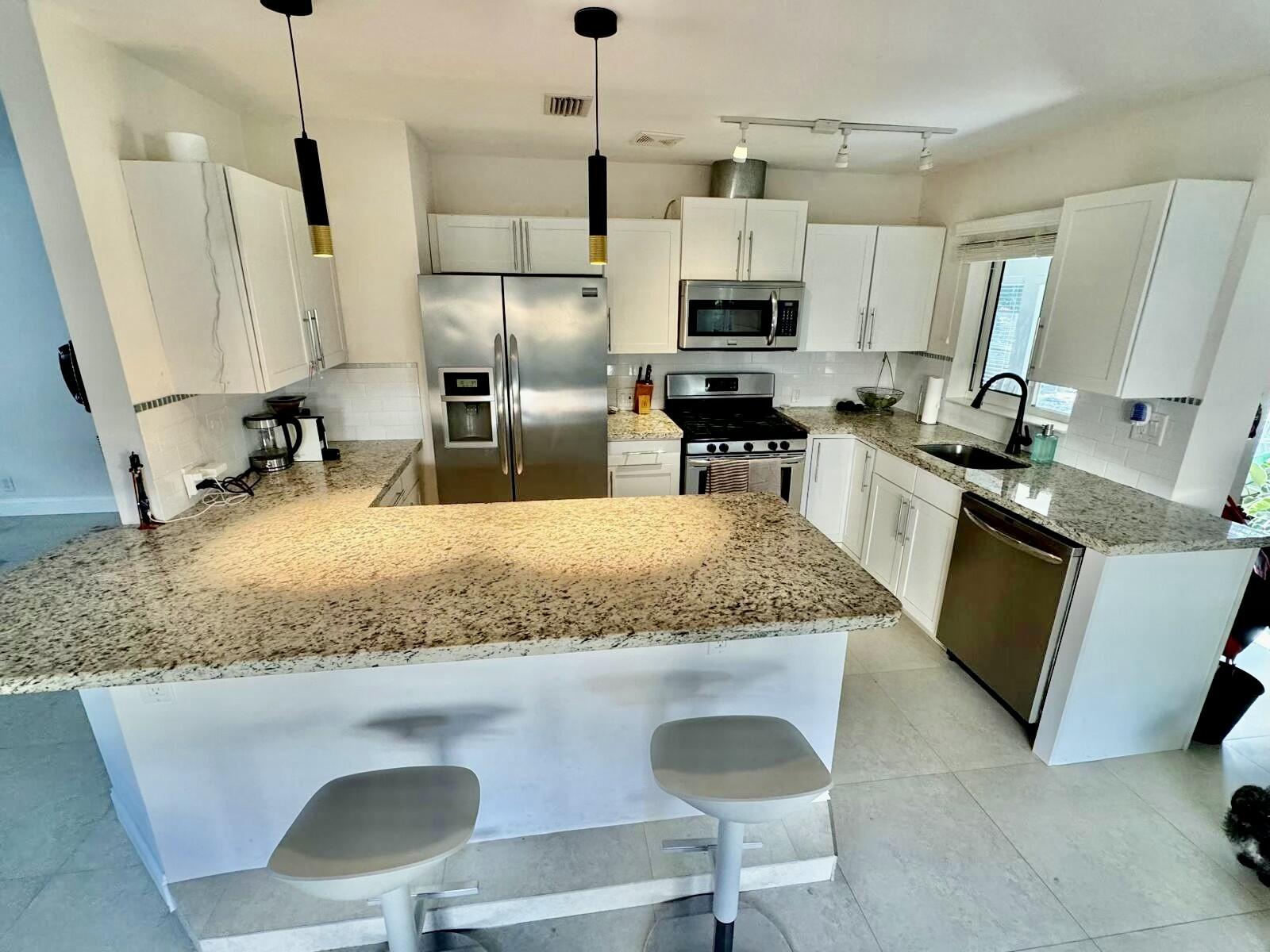 376 Southwest 2nd Street Boca Raton, FL 33432 - Photo 4 of 11 9401a2e4-30b0-4027-bf54-62f8d56a54aa