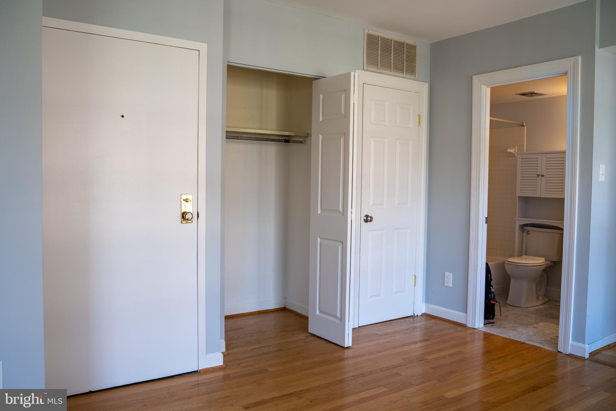 1426 21st Street Northwest, Unit 407 Washington, DC 20036 - Photo 14 of 58 a view of an empty room with wooden floor and a bathroom