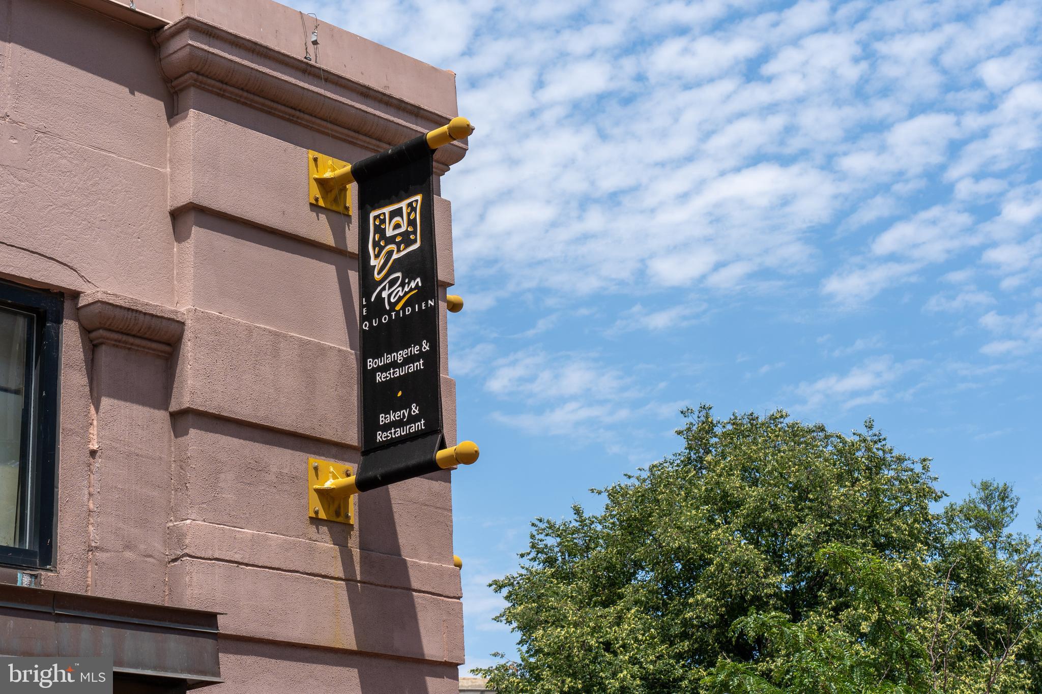 1426 21st Street Northwest, Unit 407 Washington, DC 20036 - Photo 47 of 58 a street sign on a pole on a street