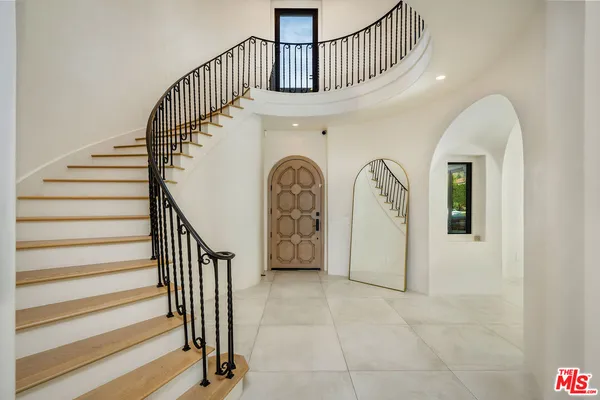 a view of entryway with a front door