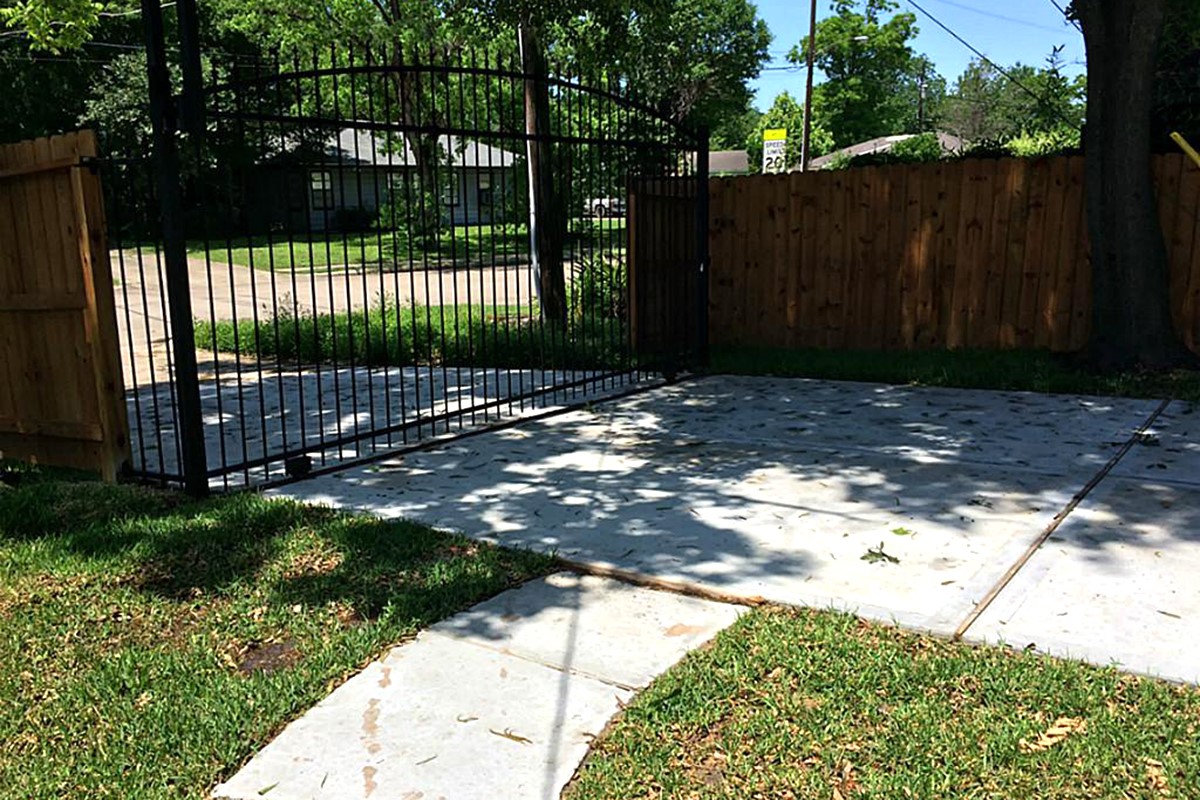 5103 Yellowstone Boulevard Houston, TX 77021 - Photo 2 of 10 a view of a backyard with a garden