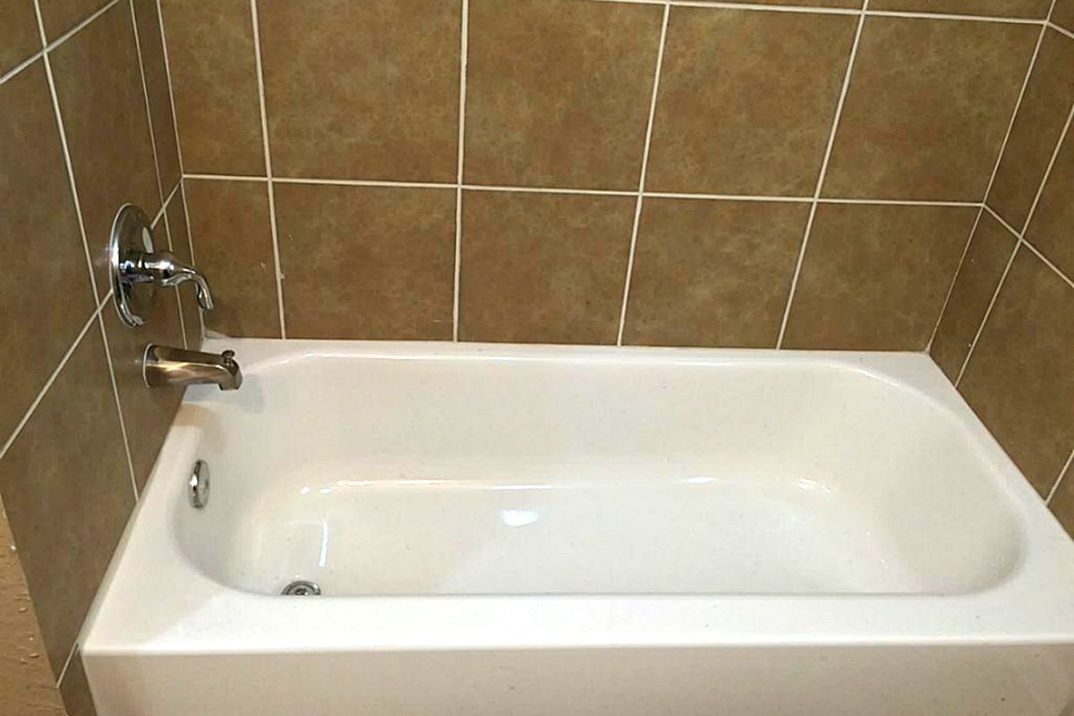 5103 Yellowstone Boulevard Houston, TX 77021 - Photo 5 of 10 a bathroom with a bathtub