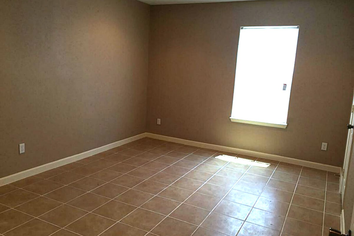5103 Yellowstone Boulevard Houston, TX 77021 - Photo 9 of 10 an empty room with a bathroom