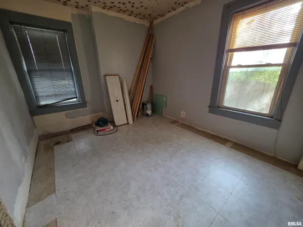 $55,900 | 30 North Soangetaha Road, Galesburg, IL 61401