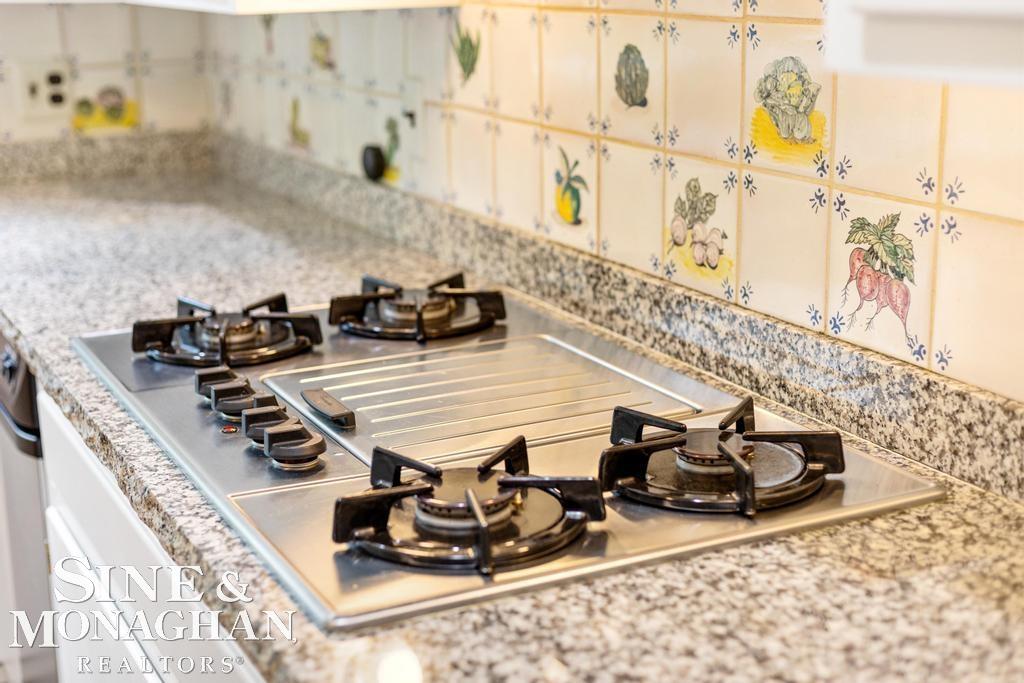 681 Lake Shore Road Grosse Pointe, MI 48236 - Photo 9 of 75 50114891-8.JPG